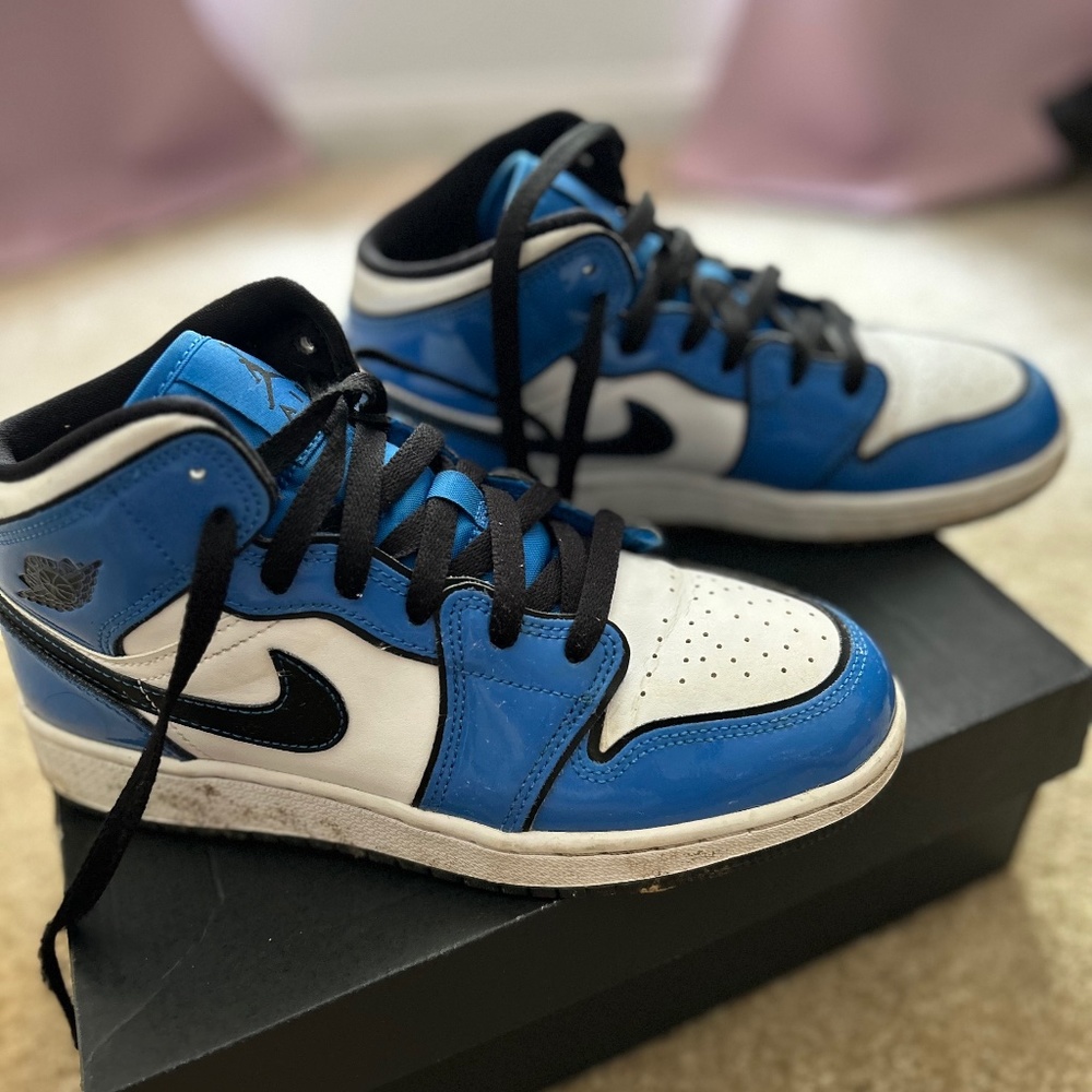Size 5.5 - Jordan 1 Mid SE Signal Blue